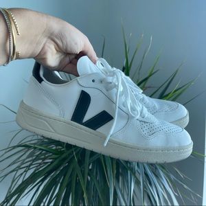 Veja V10 Women’s white Sneakers size EUR 39